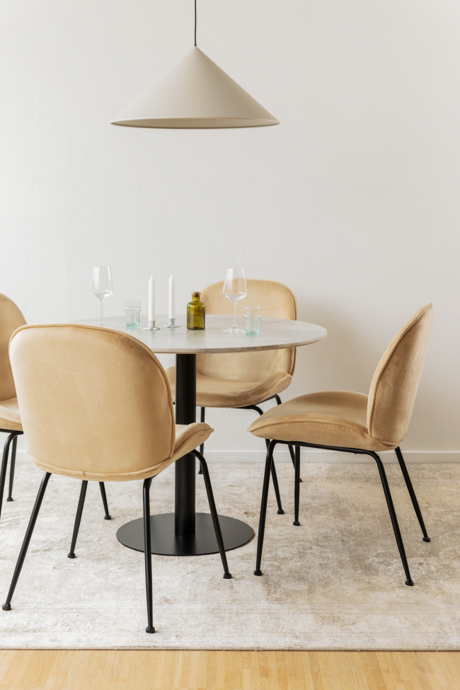 Spisegruppe 'Marbelous Lux' - 1 bord Ø100 og 4 stoler